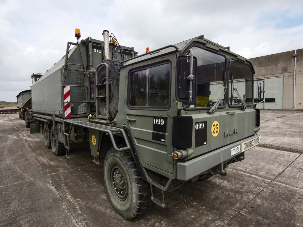 Rheinmetall MAN Military Vehicles GmbH RMMV with trailer with boat Belgian army Gunfire Artilleriemuseum Brasschaat foto