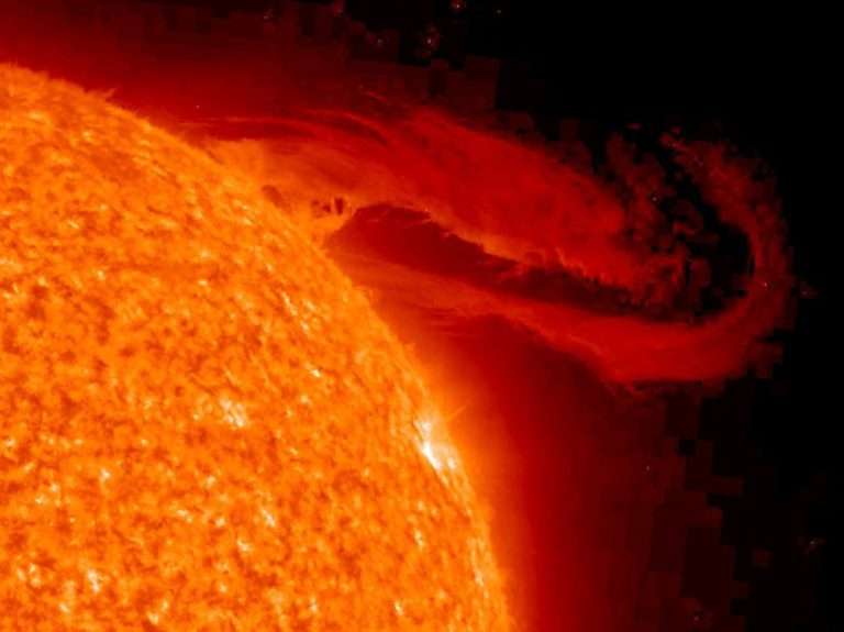 Sunprominence erupt crop e