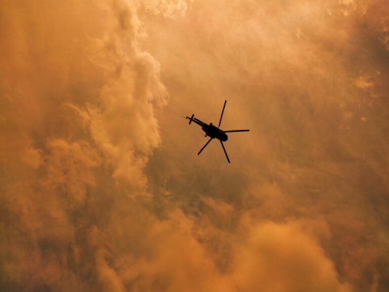 airplane flying in the sky during daytime